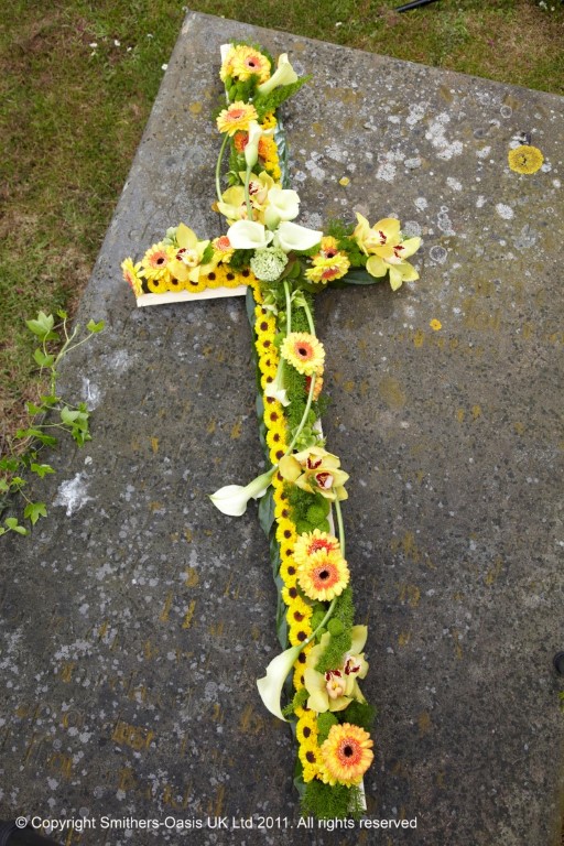 F011E Yellow Casket Cross