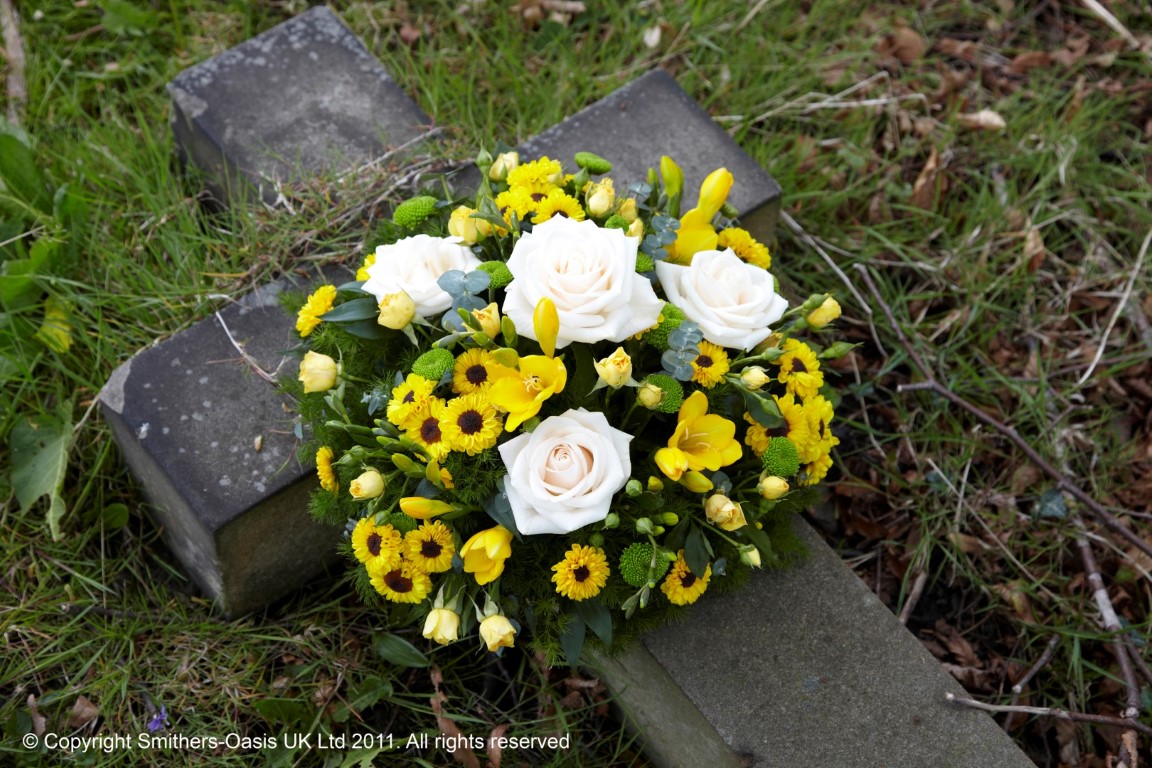 F006B Yellow and White Posy