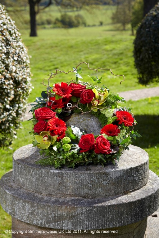 F003C Red and Green Cluster Wreath