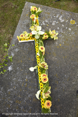 F011E Yellow Casket Cross